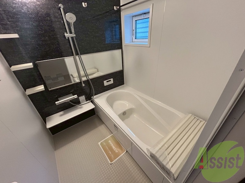 バス・シャワールーム　足を延ばして入れそうな浴槽です。一日の疲れを癒しましょう。