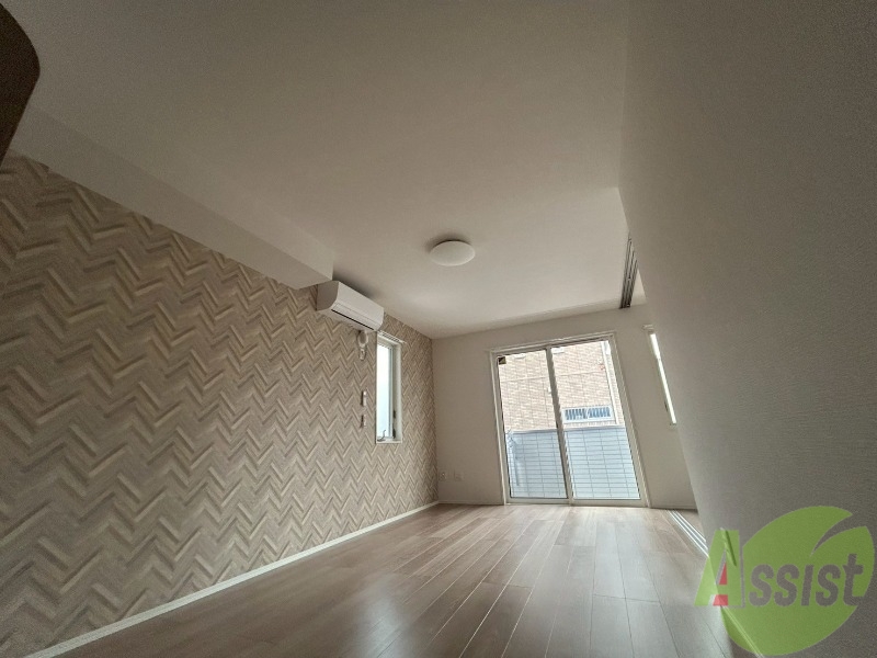 居室・リビング　広々としたリビング。明るく開放的な雰囲気のお部屋です。