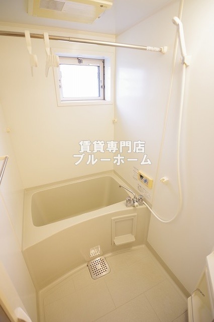 バス・シャワールーム　浴室乾燥機付きのお風呂！