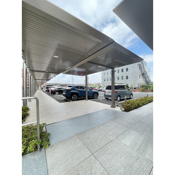 その他　駐車場からエントランスまでのアプローチは屋根付きでエントラン