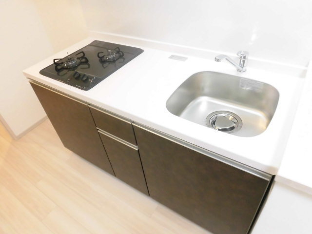 キッチン　広めのシンクに２口のガスコンロ設置してます。