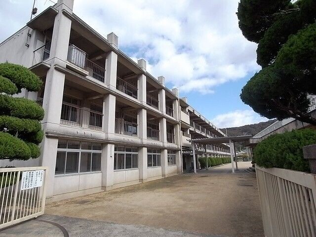 中学校　倉敷市立郷内中学校（中学校）まで708m