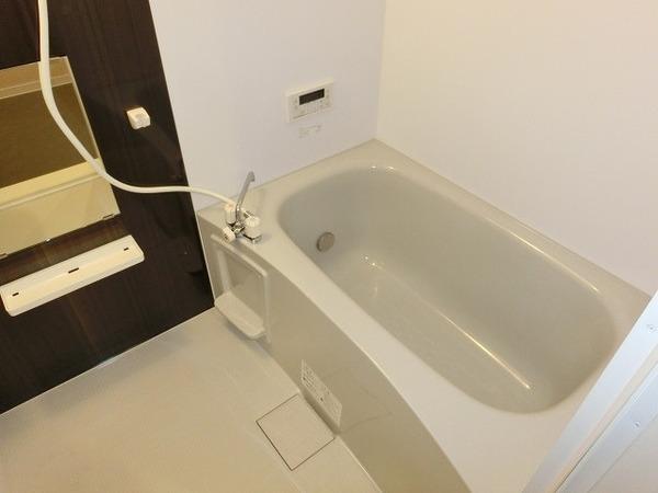 バス・シャワールーム　追い焚き機能付きバス！