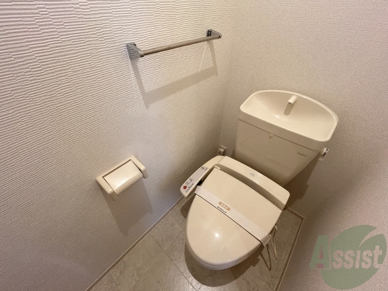 トイレ　トイレは温水洗浄便座付きで快適に過ごせそうです。