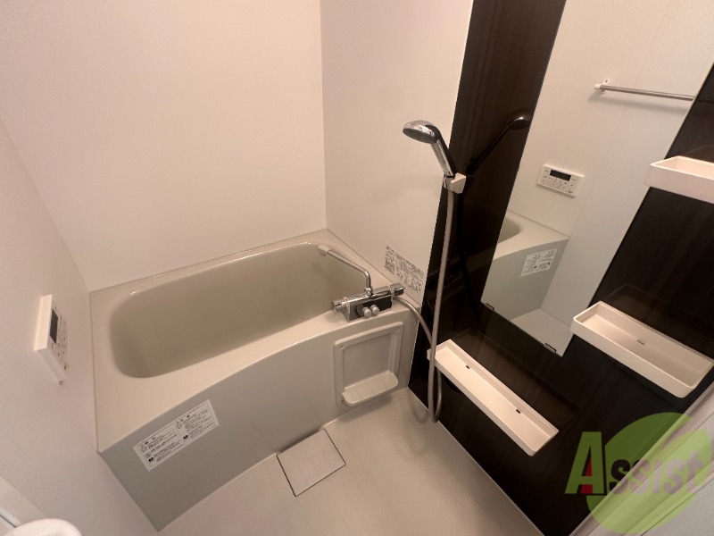 バス・シャワールーム　こちらのお風呂で、一日の疲れを癒してください。