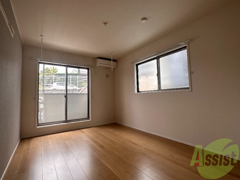 居室・リビング　７．２帖の洋室です、窓が大きく光が差し込みますね。