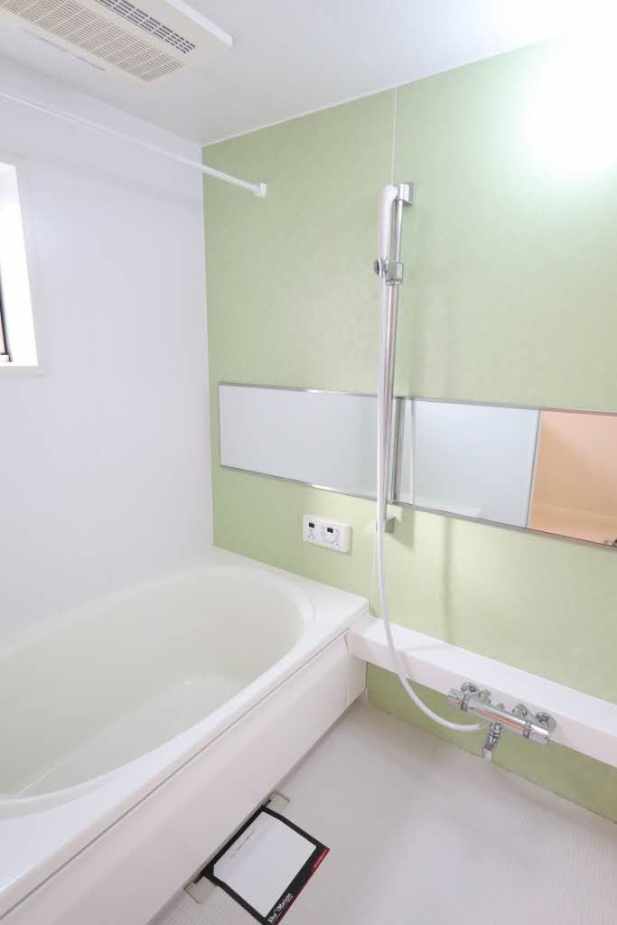 バス・シャワールーム　【ユニットバス】オシャレなアクセントを施したゆったりユニッ…