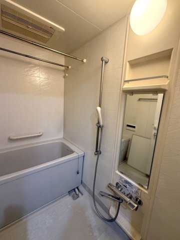 バス・シャワールーム　雨の日でも安心の浴室乾燥機付きです♪