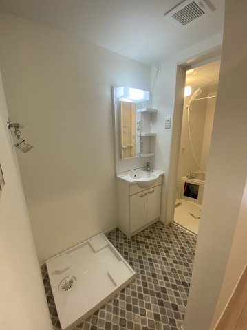 洗面設備　※別室　参考写真※ 洗面台の横には洗濯機置場があります