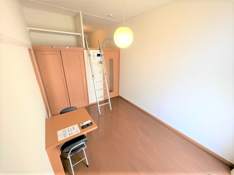 居室・リビング　家電・家具付きのお部屋です。