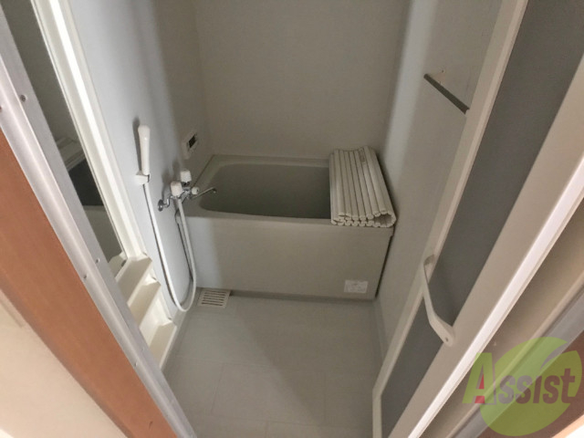 バス・シャワールーム　バスルームは狭すぎず、シャワーも浴びやすそうです。