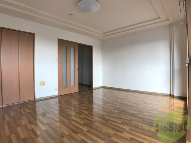 その他部屋・スペース　１１．１帖の洋室です。広々として、きれいですね。