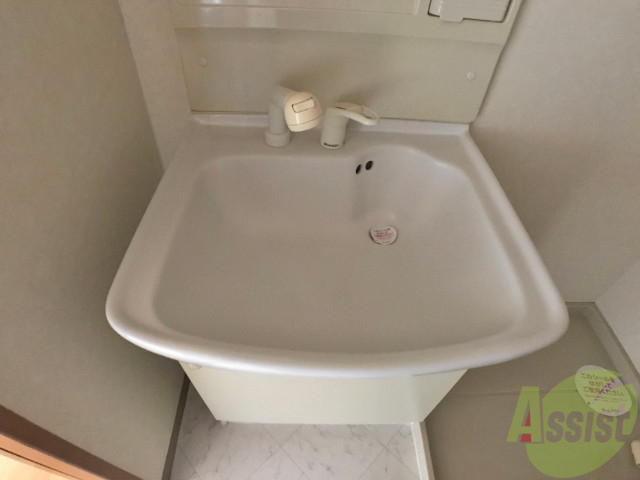 洗面設備　洗面台。朝の身支度はここでばっちり決めましょう。