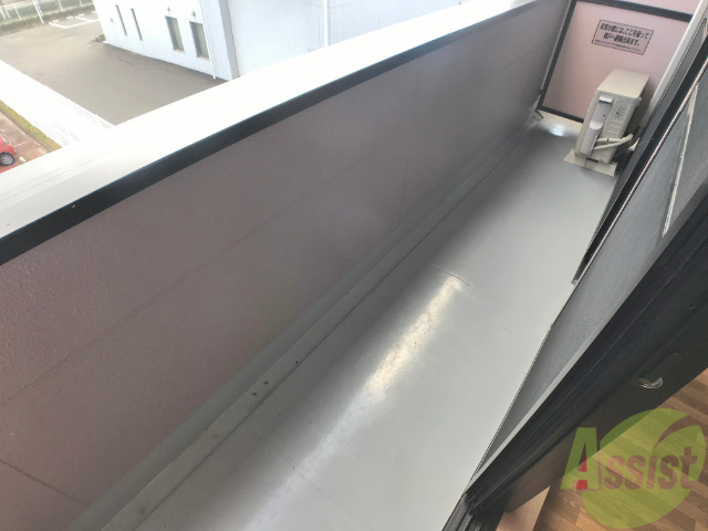 バルコニー　バルコニー。洗濯物がはかどりそうな広さがありますよ。