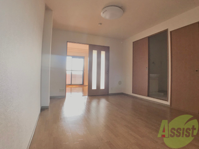 居室・リビング　フローリングなのでお掃除がしやすそうですね。