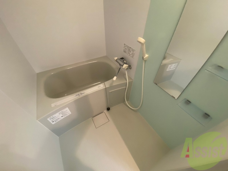 バス・シャワールーム　バスルームは狭すぎず、シャワーも浴びやすそうです。