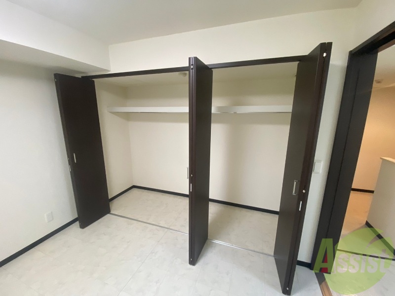 収納　クローゼットを開けてみました。奥行きがありますね。