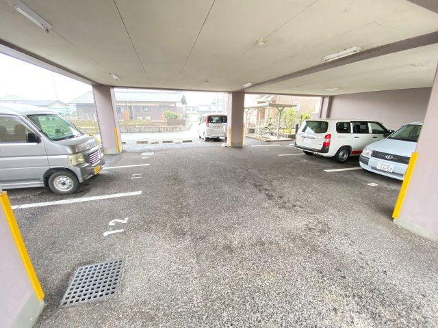 駐車場　屋根有り