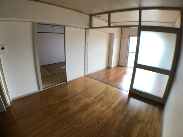 居室・リビング　床が落ち着いた色合いでとても綺麗です！