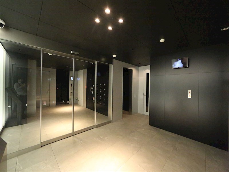 エントランス　エントランス　オートロック　宅配ＢＯＸ　防犯カメラ