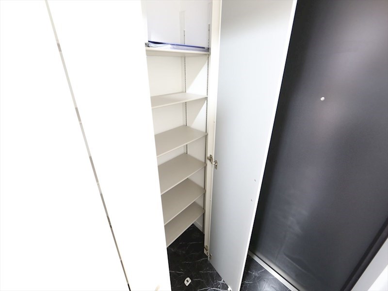 玄関　玄関　シューズボックス付（収納充実してます）