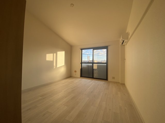 居室・リビング　反転タイプの別号室写真です