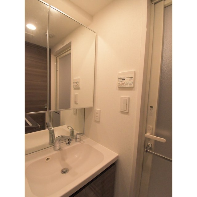 洗面設備　ゆったりとスペースのある洗面所