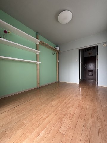 居室・リビング　壁掛け収納でお洒落な生活をお楽しみいただけます