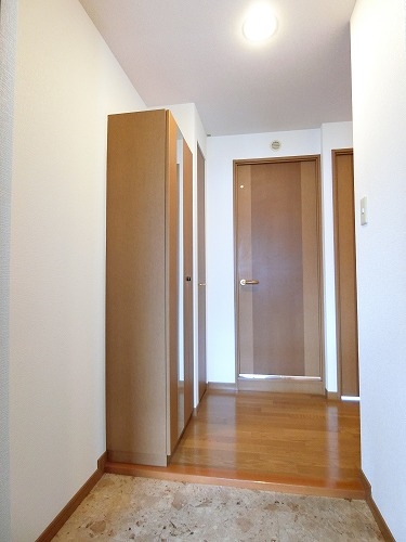 玄関　※写真は反転タイプです。現況を優先します。