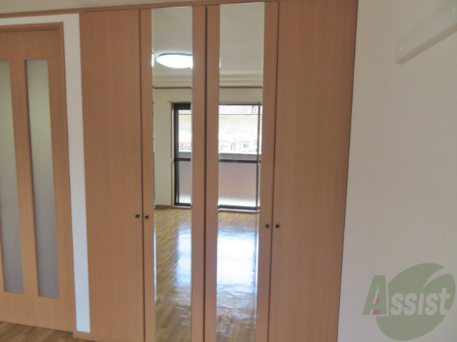 収納　クローゼットには、姿見があるのは嬉しいですね。