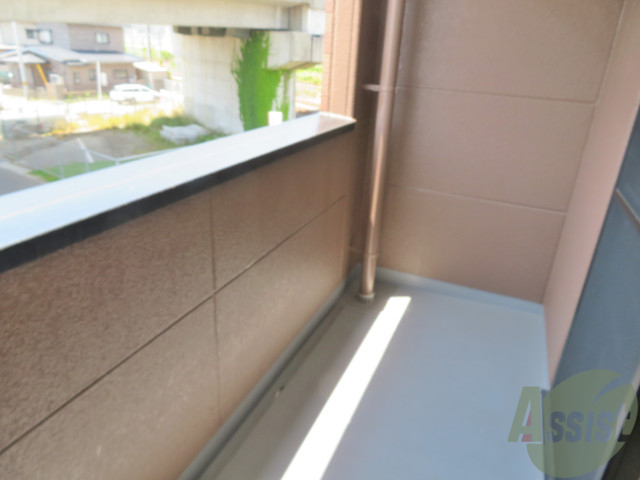 バルコニー　こちらのバルコニーで、洗濯物干しもバッチリです