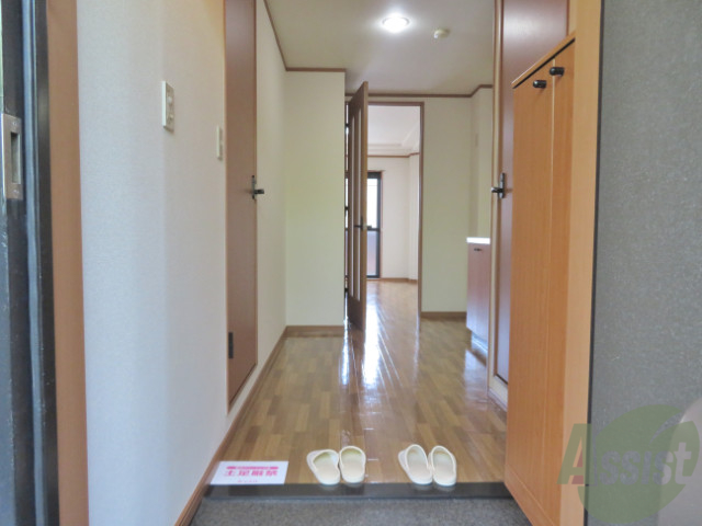 玄関　玄関から、すぐにキッチンなので食料品が運びやすいですね。