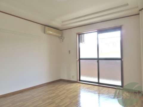 居室・リビング　こちらの洋室は、窓が大きく光が差し込みます。