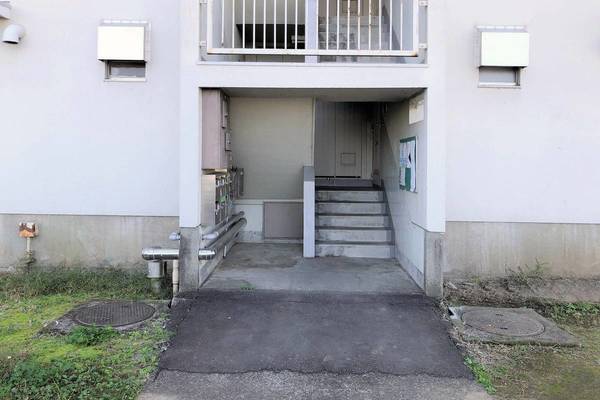 エントランス　落ち着いたエントランスです