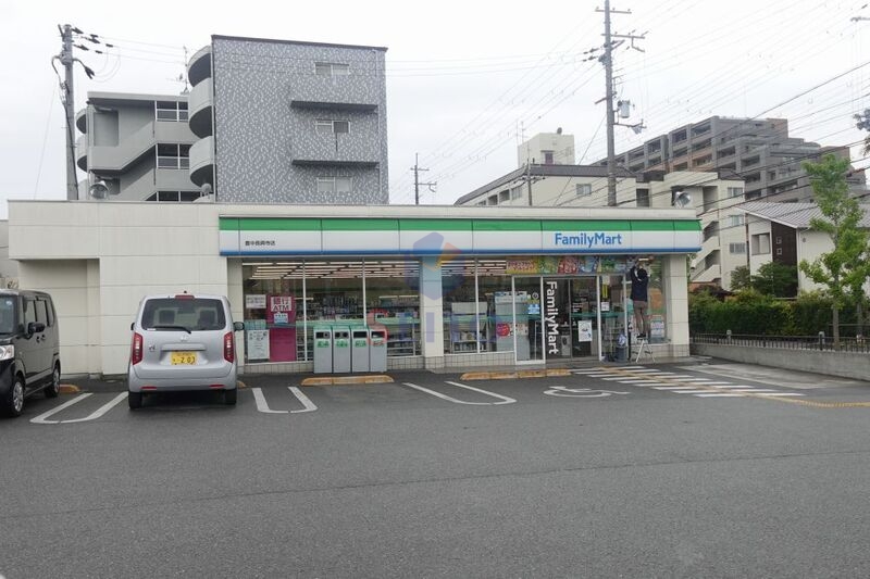 コンビニ　ファミリーマート豊中長興寺店（コンビニ）まで184m