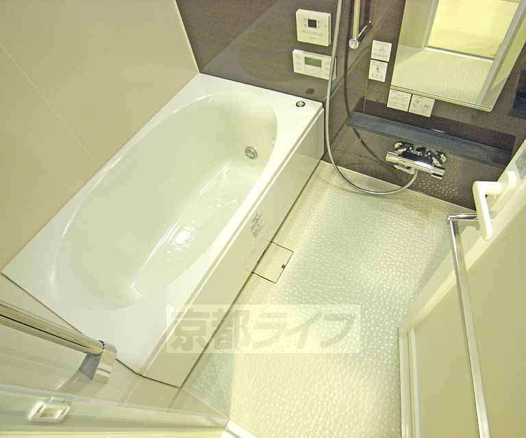 バス・シャワールーム　浴室乾燥機付きのお風呂です。