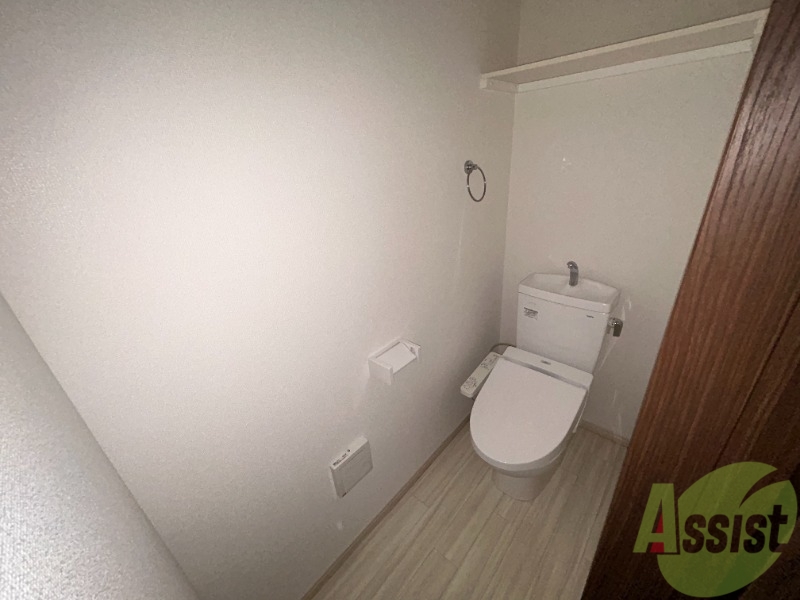 トイレ　トイレはウォシュレット機能付きです。安心して使用できますね。
