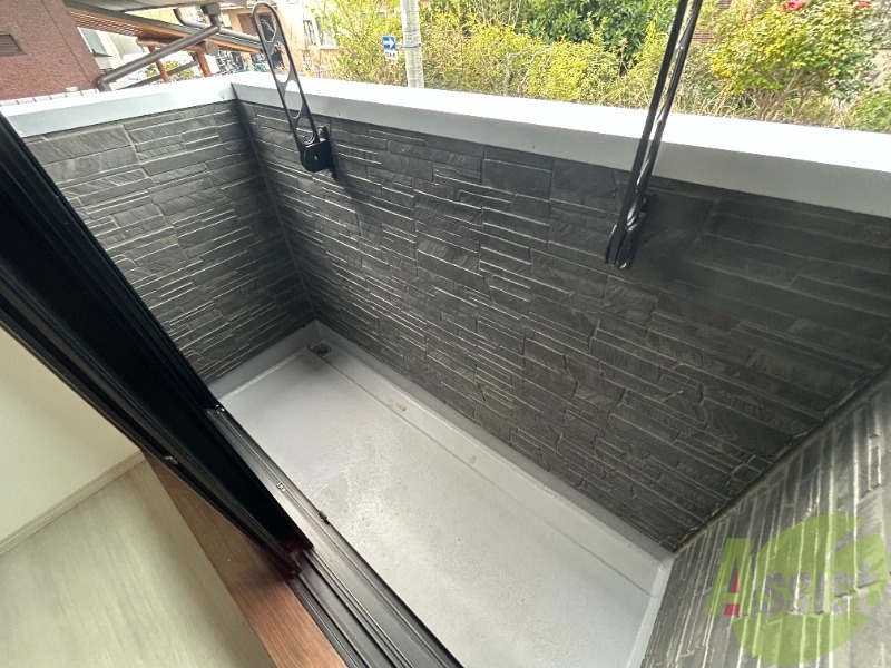 バルコニー　バルコニーは洗濯物がはかどりそうな広さがありますよ。