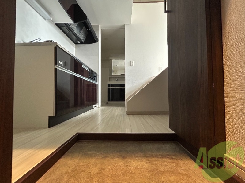 玄関　玄関から撮影しました。明るい印象ですね。