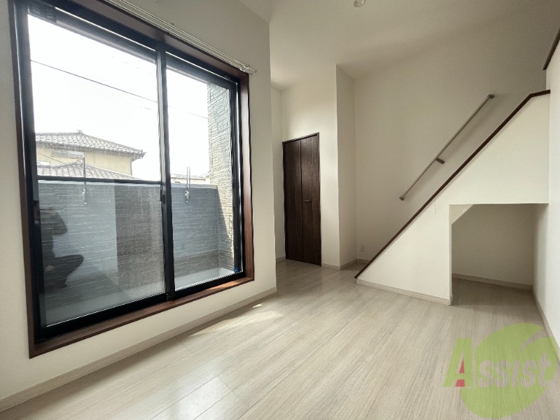 居室・リビング　６．５帖の洋室です。生活のメインとなる部屋ですね。