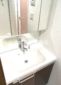 洗面設備　明るい洗面所です