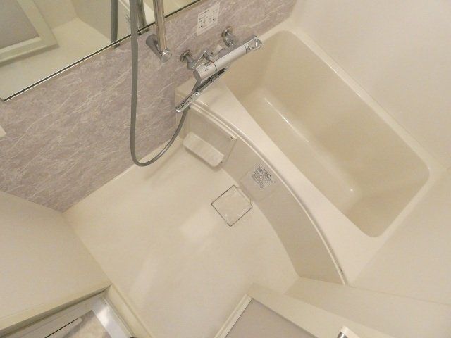 バス・シャワールーム　広めの浴室です。（浴室乾燥機付き）