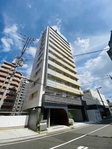 建物外観　RC造の12階建ての重厚な建物です。