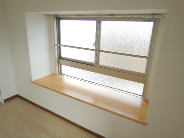 その他共有部分　室内に出窓が２つ