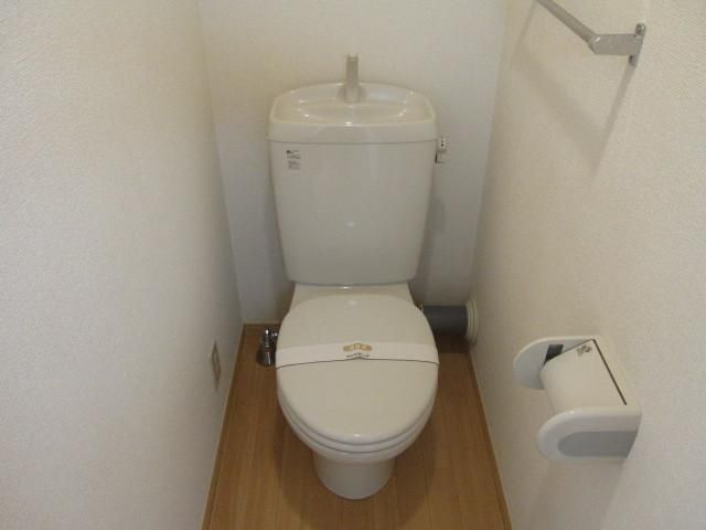 トイレ　★トイレ上部に棚もあります★
