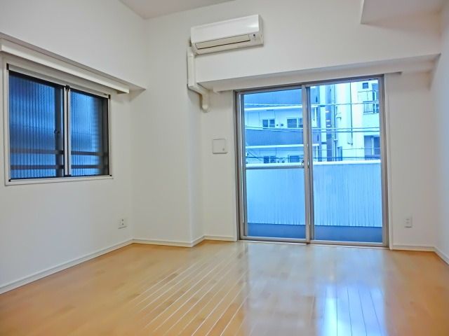 居室・リビング　角部屋二面採光☆