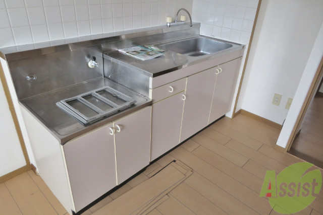 キッチン　こちらのキッチンにはお好きなコンロが置けます。