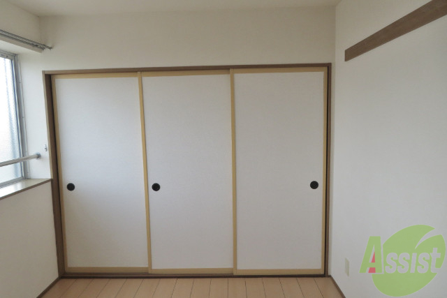 収納　６帖の洋室には大きい収納が付いております。