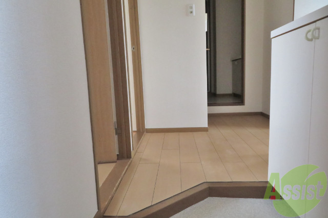 玄関　玄関からは各お部屋に通じる廊下があります。