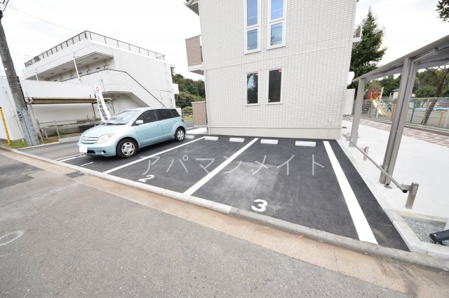 駐車場　駐車場があるので、車を買う予定の方も安心です